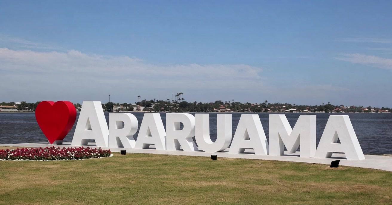 Letreiro Eu ❤ Araruama na orla da Lagoa